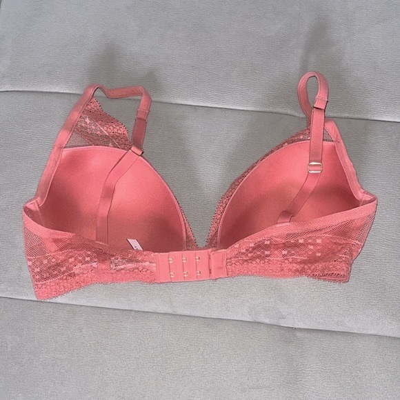 Victoria’s Secret Incredible Plunge - Picture 2 of 6